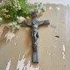 Crucifix Patiné Gris 