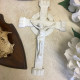 Crucifix Patiné Gris Blanc